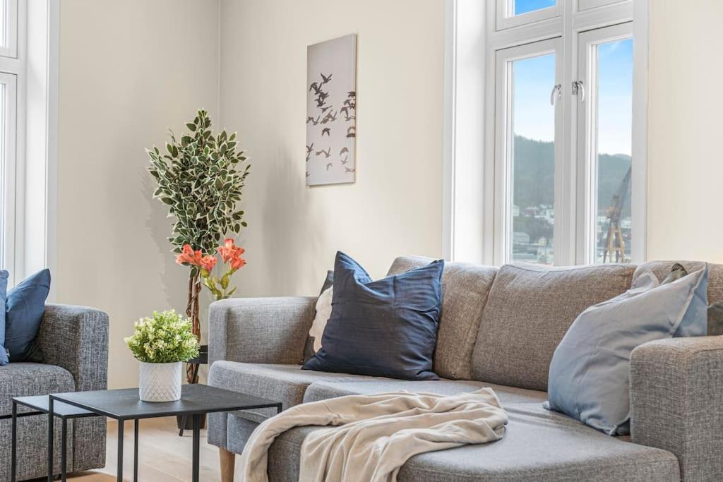 New! Huge Modern Apartment! Fit For Two Families! 베르겐 외부 사진