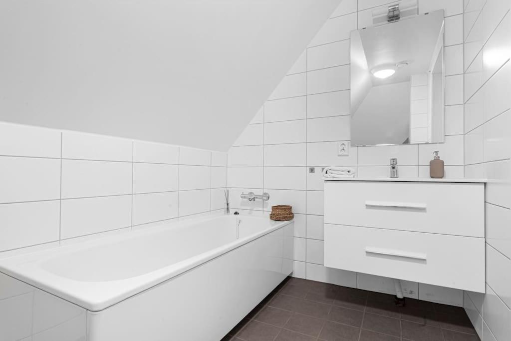 New! Huge Modern Apartment! Fit For Two Families! 베르겐 외부 사진