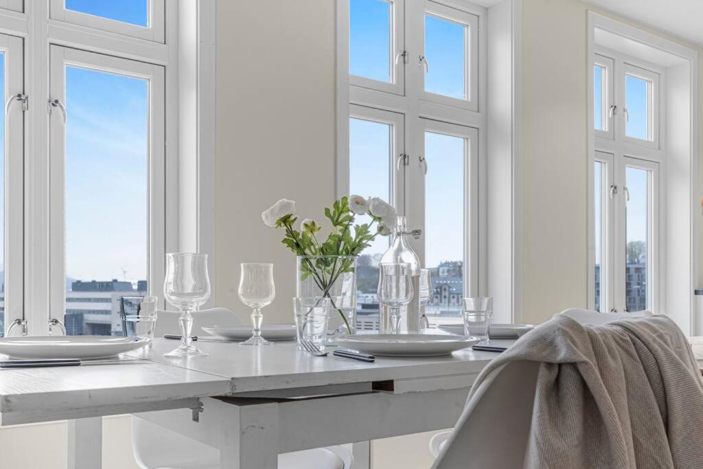 New! Huge Modern Apartment! Fit For Two Families! 베르겐 외부 사진