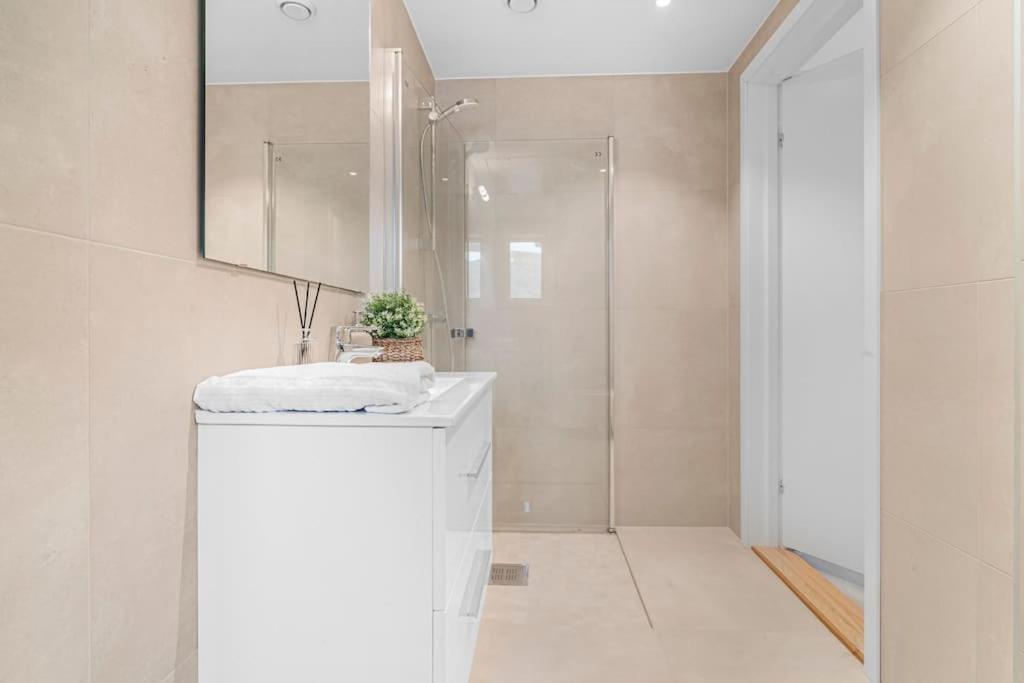 New! Huge Modern Apartment! Fit For Two Families! 베르겐 외부 사진